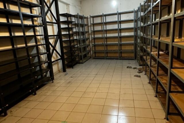 3-Floor shop for rent in Baouchriye!